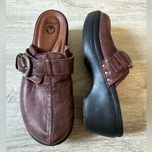 CROCS Women’s 9 Chocolate Brown Leather Slip-On Clogs